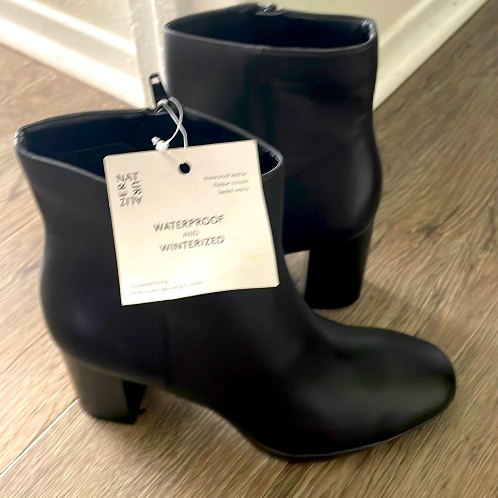 Leather Naturalizer brand new boot very cute and dressy, is a water proof